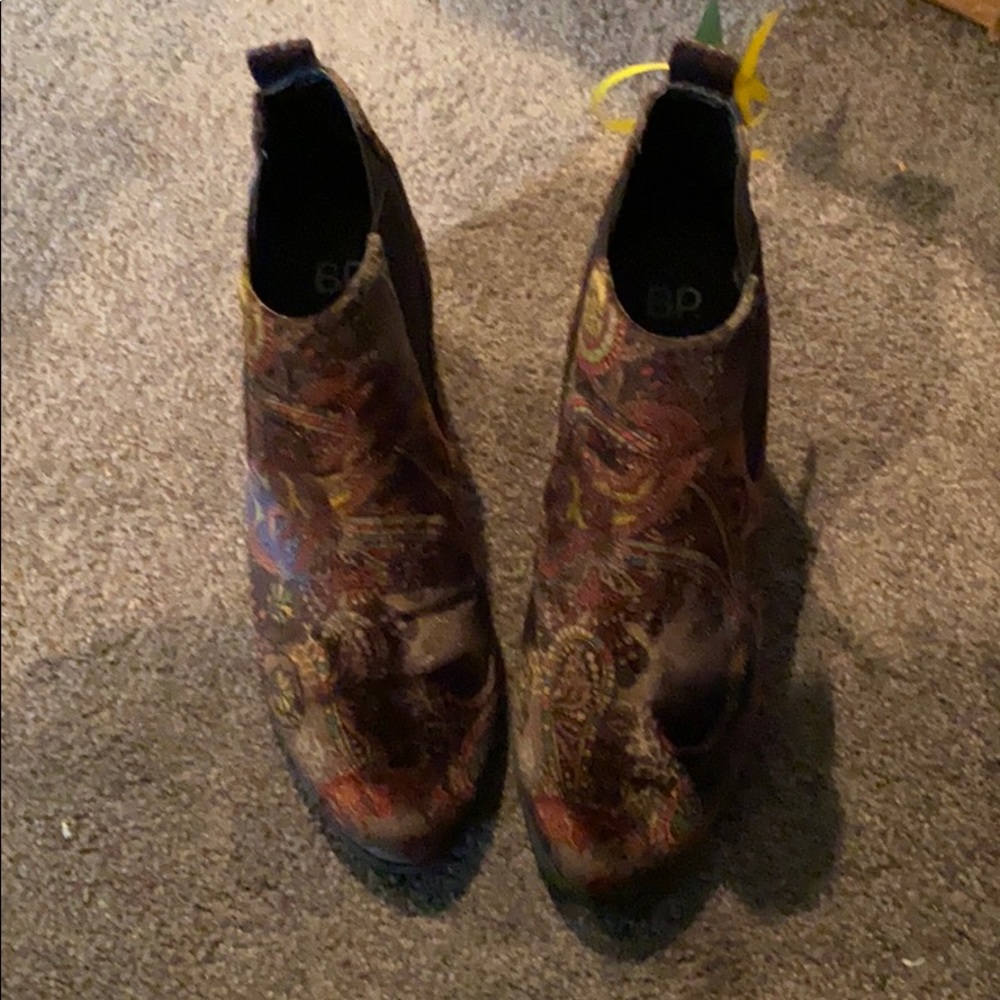 Velvet tapestry boots